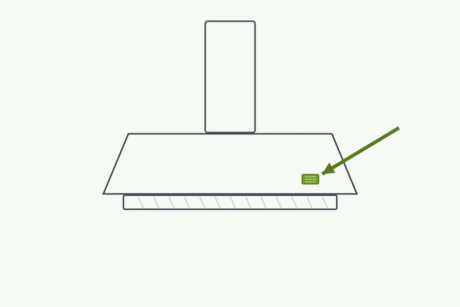 Typeplaatje afzuigkap: schouwkap met het typeplaatje aan de binnenrand, achter het vetfilter