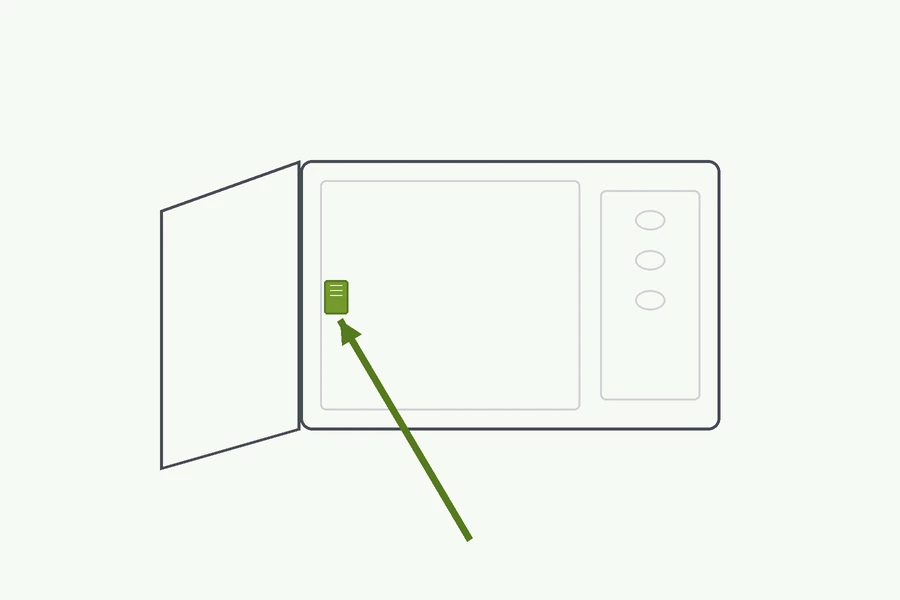 Typeplaatje magnetron: magnetron met open deur, het typeplaatje zit binnen bij de rand van de deur